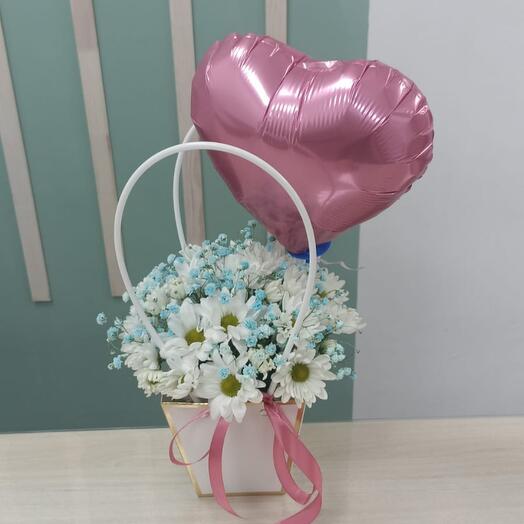 Flores en un bolso con una bola