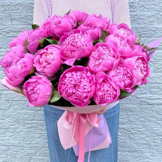 Букет из малиновых пионов и орляка