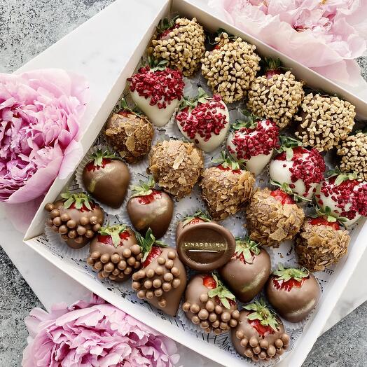 Клубника в шоколаде &quot;Assorted&quot; (20-25 ягод)