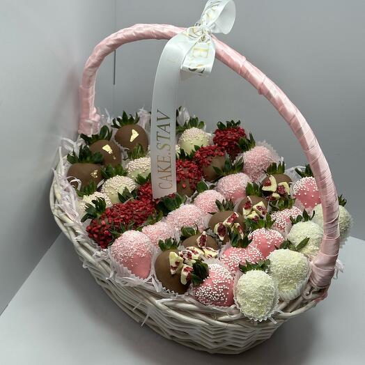 Chocolate-covered strawberries in a PREMIUM basket
