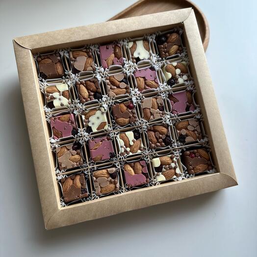 Шоколадные конфеты 25 шт. с жаренным миндалем и сублимированной смородиной