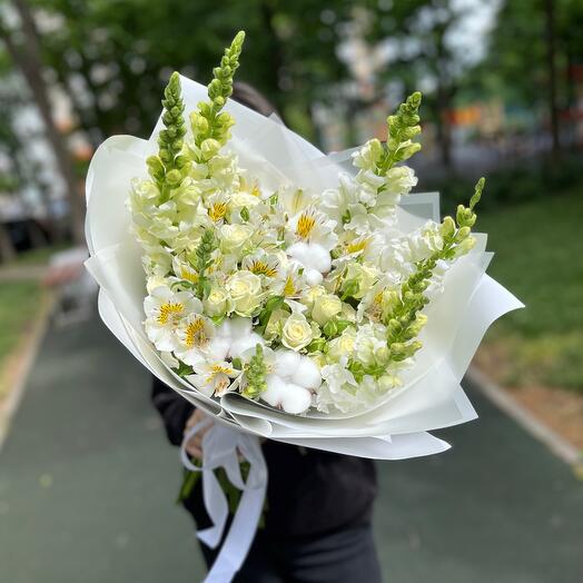 Букет из кустовых роз, лвиного зева, альстремерии и хлопка