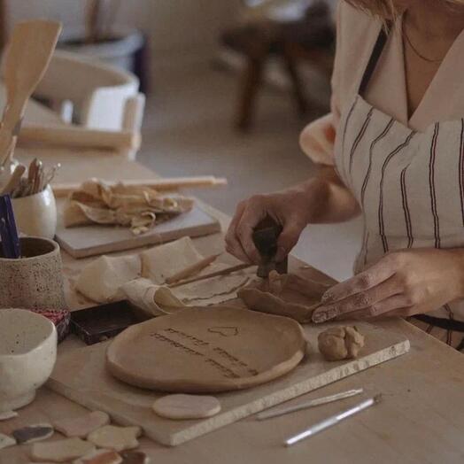 Taller de modelado a mano en el estudio de cerámica "Vesna"