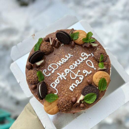 Торт Сникерс с шоколадным оформлением 1300 гр