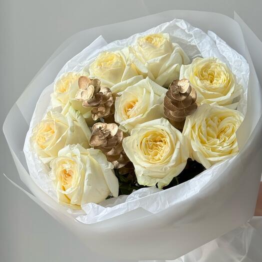 Букет из пионовидных роз и эвкалипта