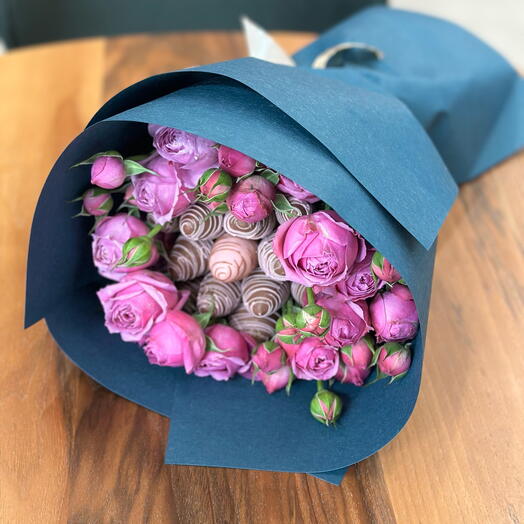 Spray roses with strawberries in chocolate / Спрей розы с клубникой в шоколаде