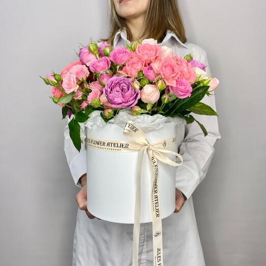 Кустовые розы в коробке