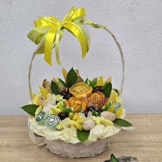 Корзина с сухофруктами