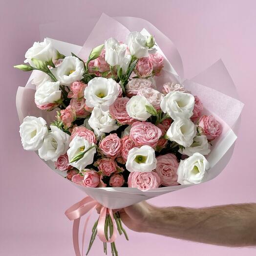 Букет «Розовая соль» из пионовидных кустовых роз и кружевной эустомы