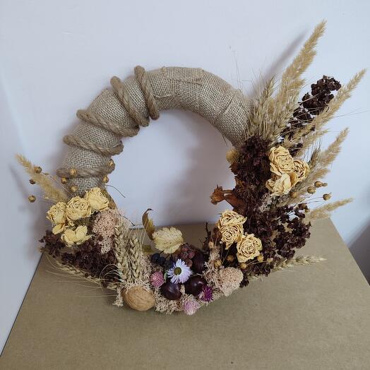 Венок из натуральных материалов