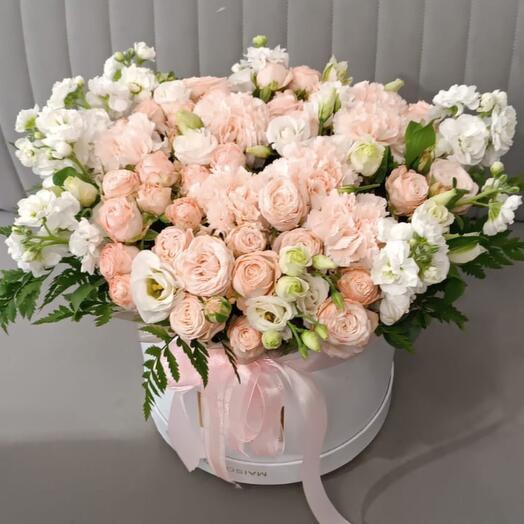 Композиция в коробке очень нежная, ароматная 💗
