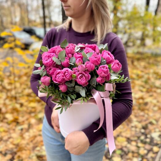 Коробка с пионовидными розами и эвкалиптом