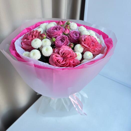 Ramo brillante con rosas en forma de peonía
