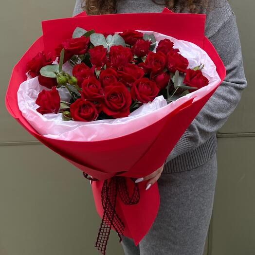Букет из кустовой красной розы с эвкалиптом + сладкий подарок🎁