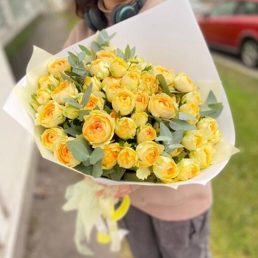 Букет жёлтых кустовых роз