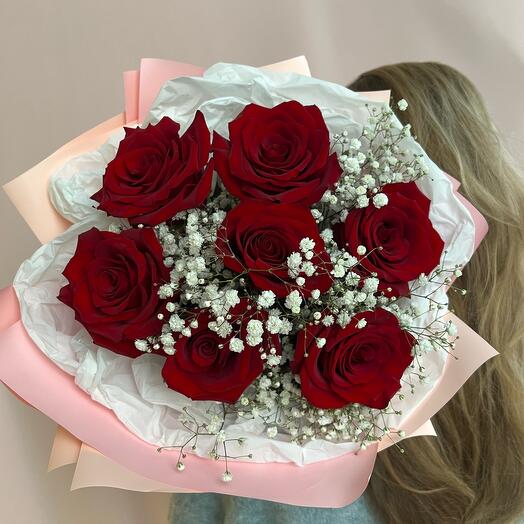 Букет из красных роз с гипсофилой