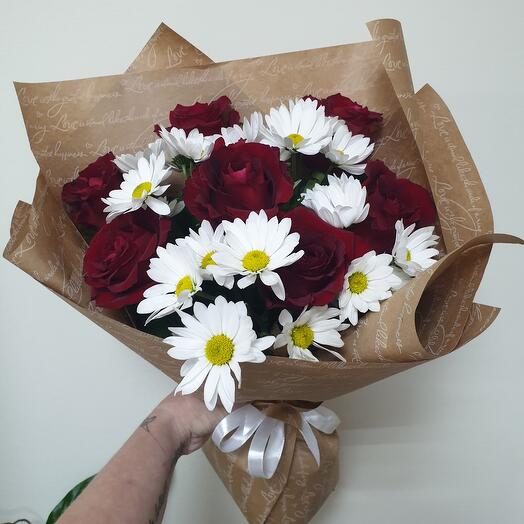 Букет  роз с ромашковой хризантемой