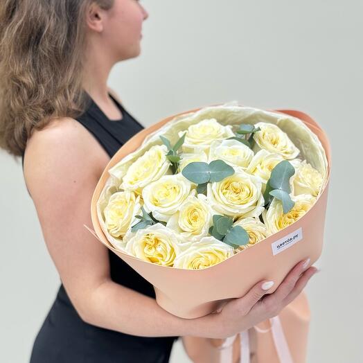 15 пионовидных роз с эвкалиптом