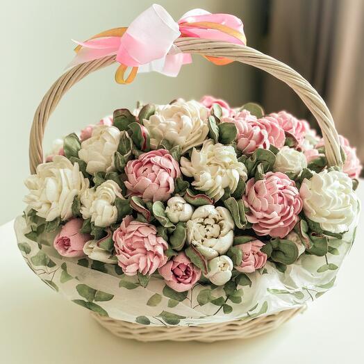 Корзина пионов