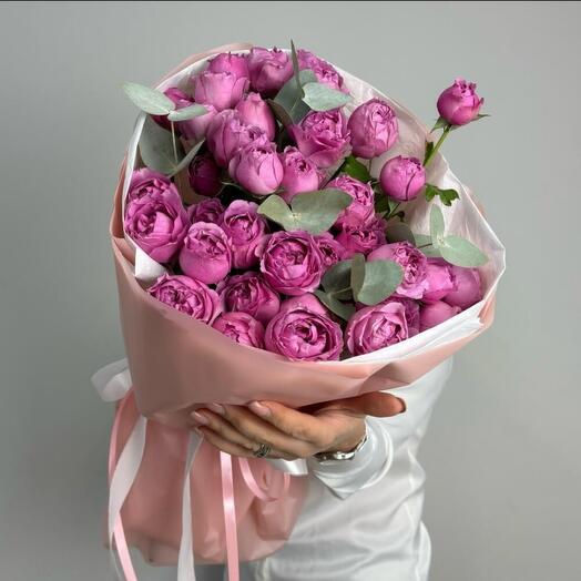 Букет из кустовых роз с эвкалиптом