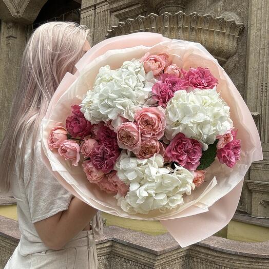 Микс гортензий, роз Джульетта и Кантри Блю