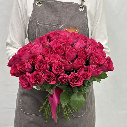 Ramo de 51 rosas de Kenia carmesí con cinta, altura 40 cm