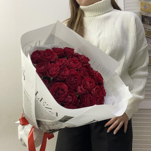 Букет с кустовыми красными розами 🌹