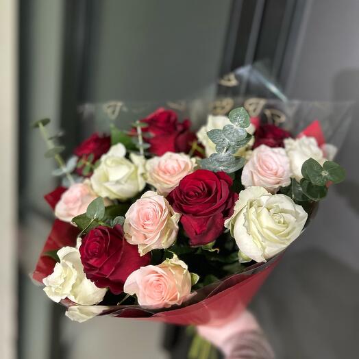 Розы микс с эвкалиптом, 15 роз n49п
