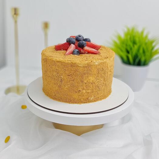 Медовик со свежими ягодами