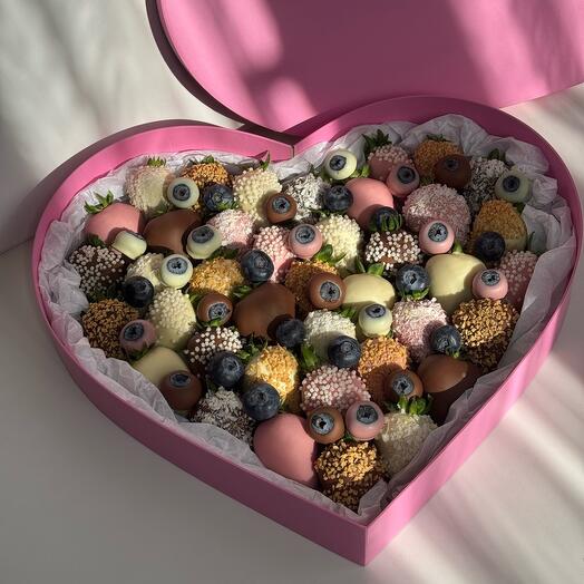 Клубника и голубика в шоколаде в большом сердце