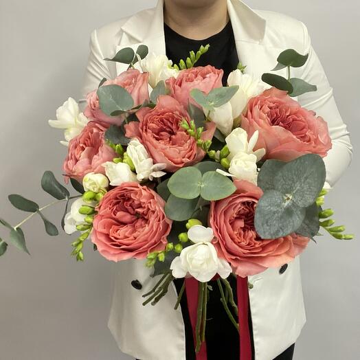 Rosas peonías y fresias