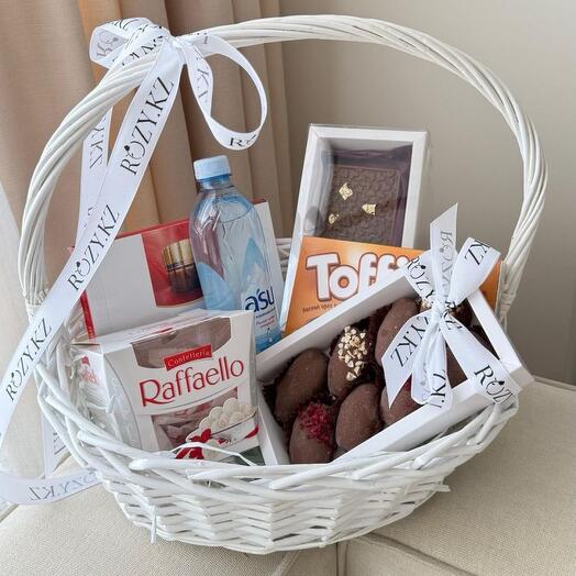 Корзина из сладостей с финиками