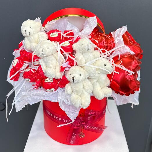 Композиция с мягкой игрушкой, шарами  и сладостями