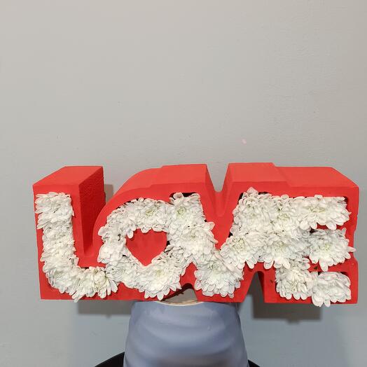 Форма Love с белыми хризантемами
