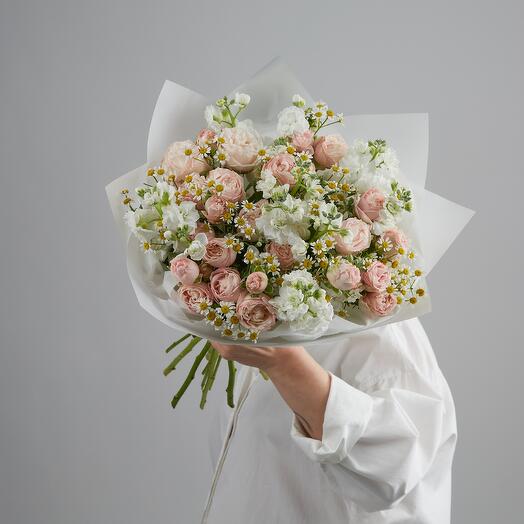 A delicate bouquet of bush roses, daisies and mattiola. ART 657