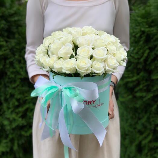 50 White Roses in a Hatbox "Arctic"