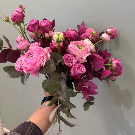 Букет с розами и эвкалиптом