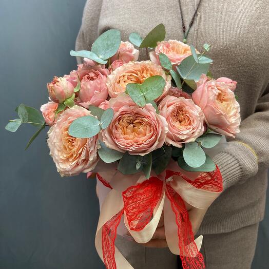 Пионовидная кустовая роза «Джульетта» в шляпной коробке