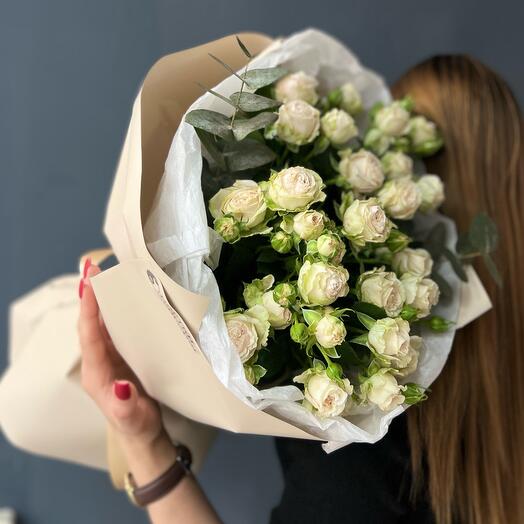 Букет из белых кустовых роз