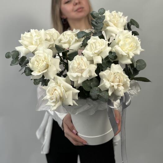 Белые французские розы  в коробке