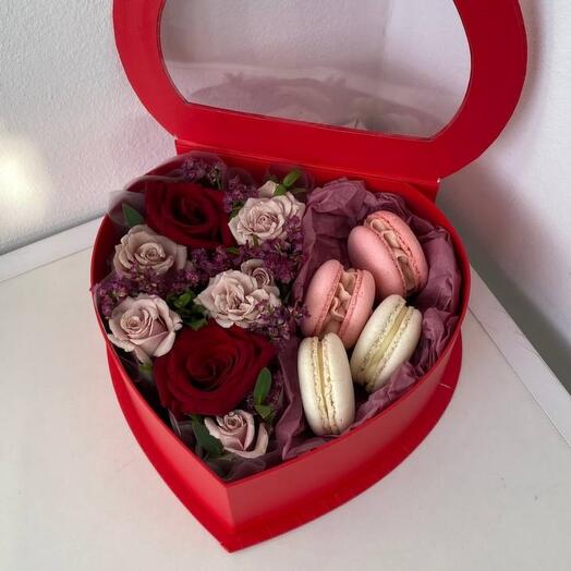 Цветы в коробке "Love"