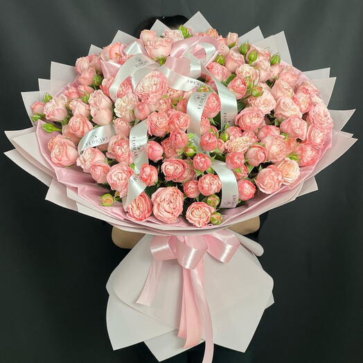 Бомбастикалық спрей раушандарының көлемді шоғы