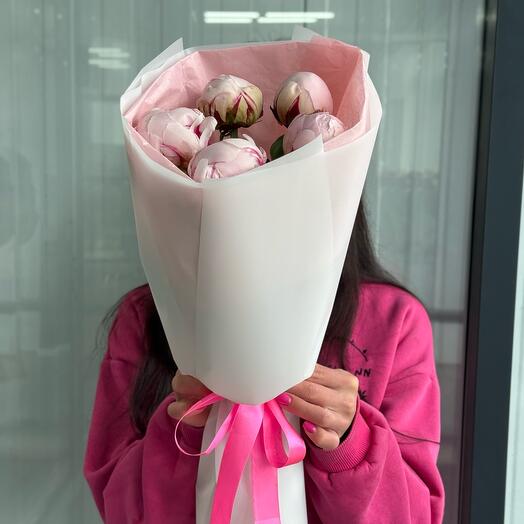 Букет нежно розовых пионов