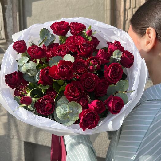 Букет из красных кустовый роз с эвкалиптом