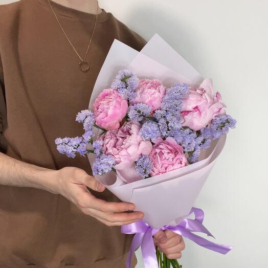 Bouquet of 5 pink peonies and statice