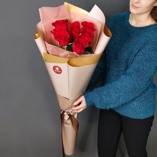 7 красных метровых роз