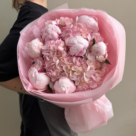 Букет из шикарных  пионов и гортензий