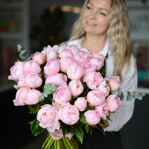 Букет цветов из ароматных нежно розовых пионов сорта Gardenia