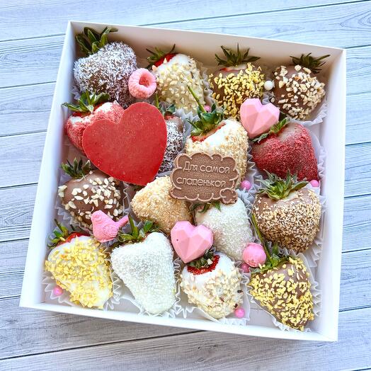 Клубника в белом и молочном бельгийском шоколаде 16 шт