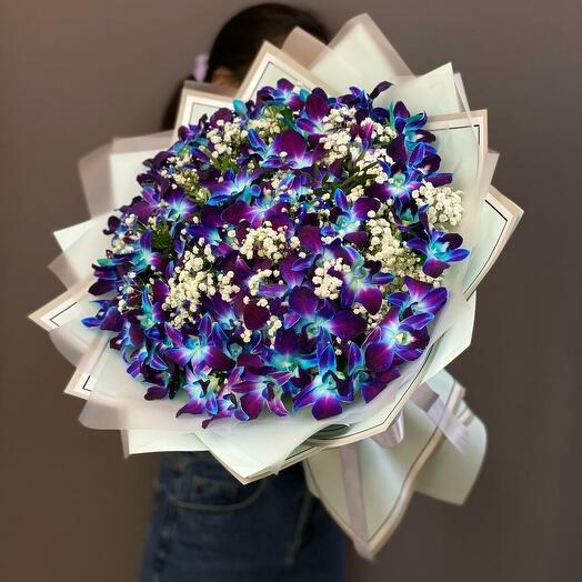 Огромный букет с синей орхидеей дендробиум и белой гипсофилой